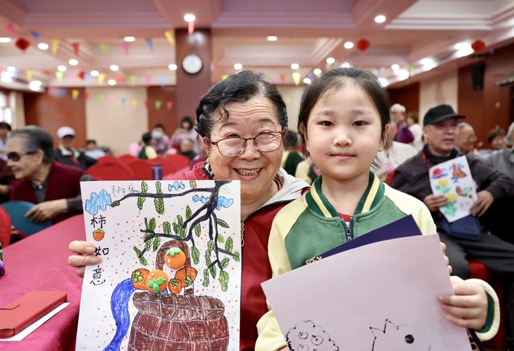 保定市满城区开展“孝润童心 爱满重阳”联欢活动_fororder_满城区直幼儿园孩子们为爷爷奶奶们送去节日祝福 摄影 郝磊晶