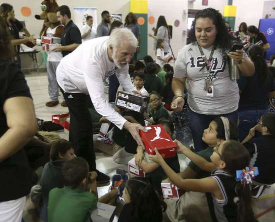 波波出席活動為孩子贈鞋 記者奇葩問題遭嗆聲