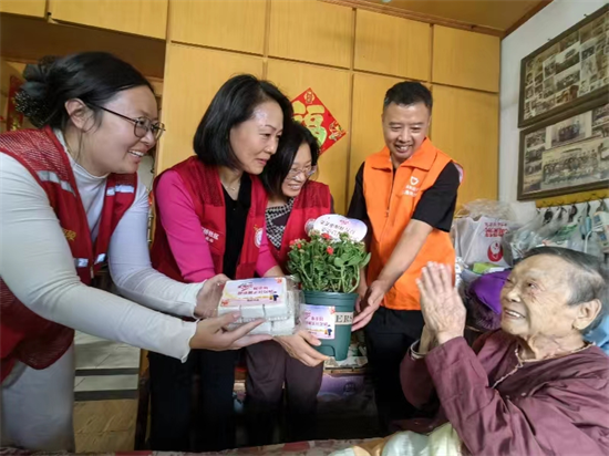 泰州海陵城中街道：“家有儿女”暖重阳 健康和美幸福情_fororder_图片 3