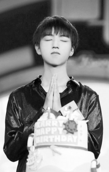 粉丝海陆空应援引争议 王俊凯庆生谁是赢家?