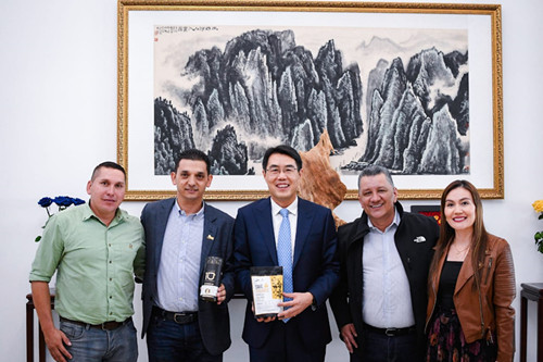 直通使领馆 | 中国驻哥伦比亚大使朱京阳：佩特罗总统访华将推动两国关系迈上新台阶