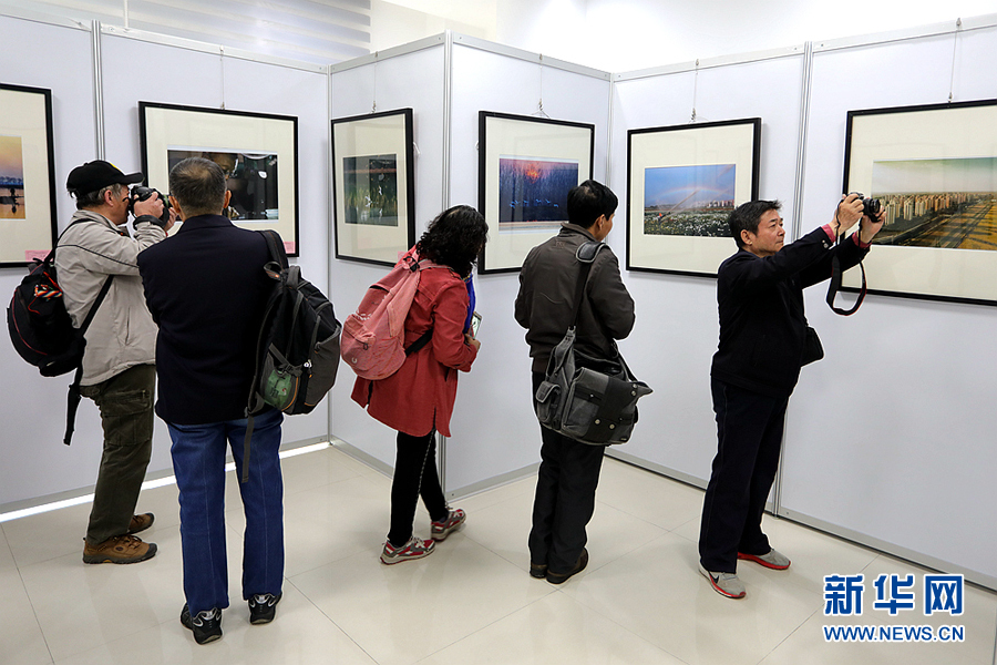 天津：“上马台·美好家园”摄影展开幕 市民享受视觉大餐