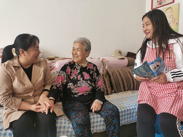 保定市满城区：浓情重阳敬老行 福嫂敲门暖人心_fororder_满城区妇联工作人员与社区老人聊天 摄影 贾俊杰