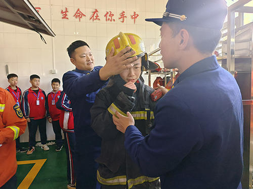 保定市满城区：学习消防知识 增强安全意识_fororder_学生体验穿戴消防服装 摄影 崔景俊