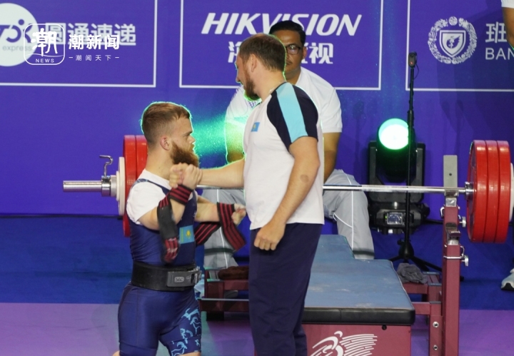 身体躺下，精神“站起来”！残疾举重运动员轻松举起3个“自己”