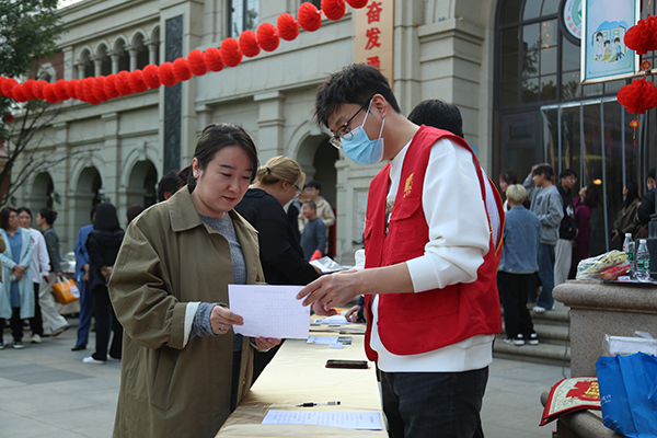 唐山市路北区举办“邻居你好 青春报到”新时代邻里节_fororder_10月23日，路北区新时代邻里节活动现场，志愿者向居民宣传垃圾分类知识。马雅雄 摄.JPG