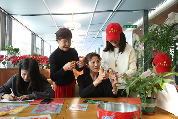 唐山市路北区举办“邻居你好 青春报到”新时代邻里节_fororder_10月23日，路北区新时代邻里节活动现场，唐山师范学院学生月社区居民一起做手工。马雅雄 摄.JPG