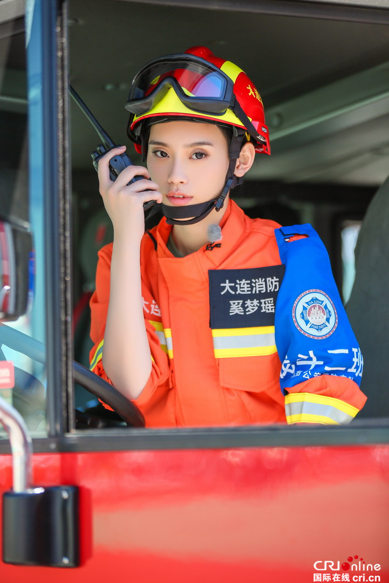 《我们来了》上演"烈火雄心" 刘嘉玲上台献吻(图)