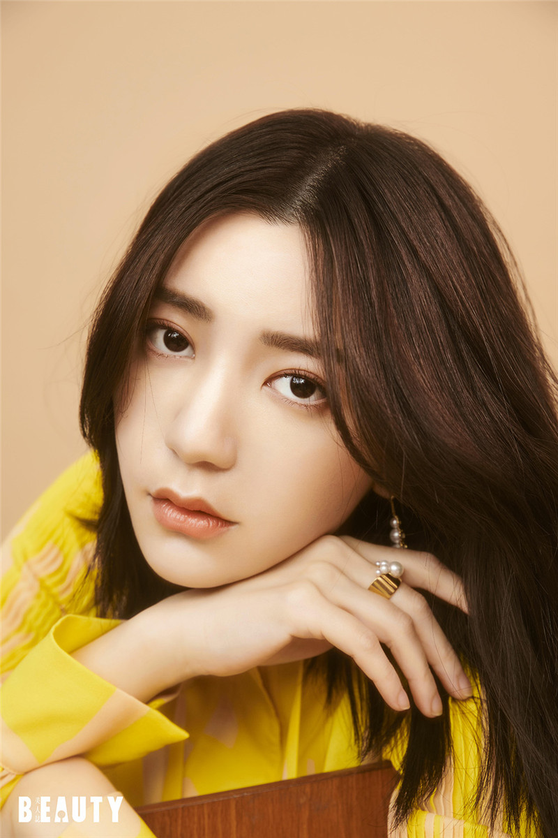 郭雪芙登杂志封面玩转色彩演绎摩登时尚