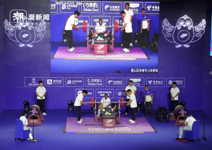 身体躺下，精神“站起来”！残疾举重运动员轻松举起3个“自己”