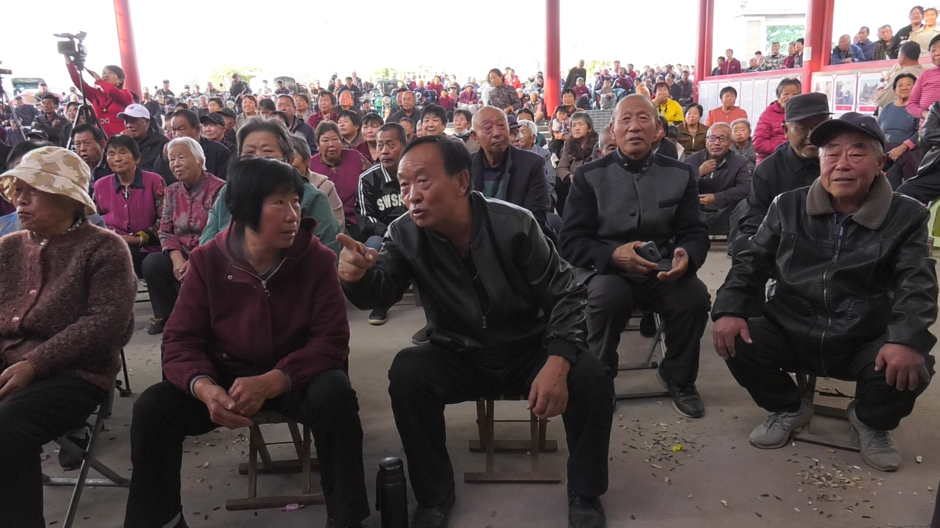 河北望都：“送戏下乡”进农村   文化惠民暖人心_fororder_图6：村民正在讨论河北梆子精彩唱段。