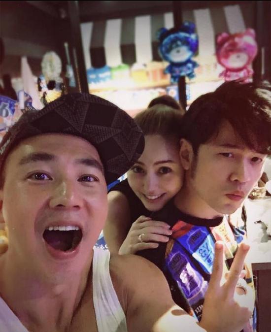 甜!昆凌趴周杰伦肩头合影羡煞旁人