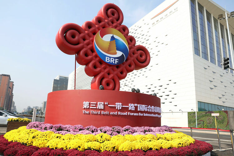 首页>滚动>正文在当今世界面临着种种危机挑战,冷战思维和阵营对抗