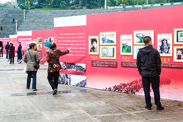 圖集｜瀘州合江：影像講述紅色故事_fororder_2023年10月25日，四川省瀘州市合江縣荔枝文化廣場，觀眾在參觀合江縣“銘記歷史·砥礪前行”抗美援朝志願軍老戰士主題攝影展。-(2)