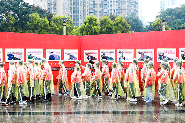 圖集｜瀘州合江：影像講述紅色故事_fororder_2023年10月25日，四川省瀘州市合江縣荔枝文化廣場，小學生在參觀合江縣“銘記歷史·砥礪前行”抗美援朝志願軍老戰士主題攝影展。-(1)