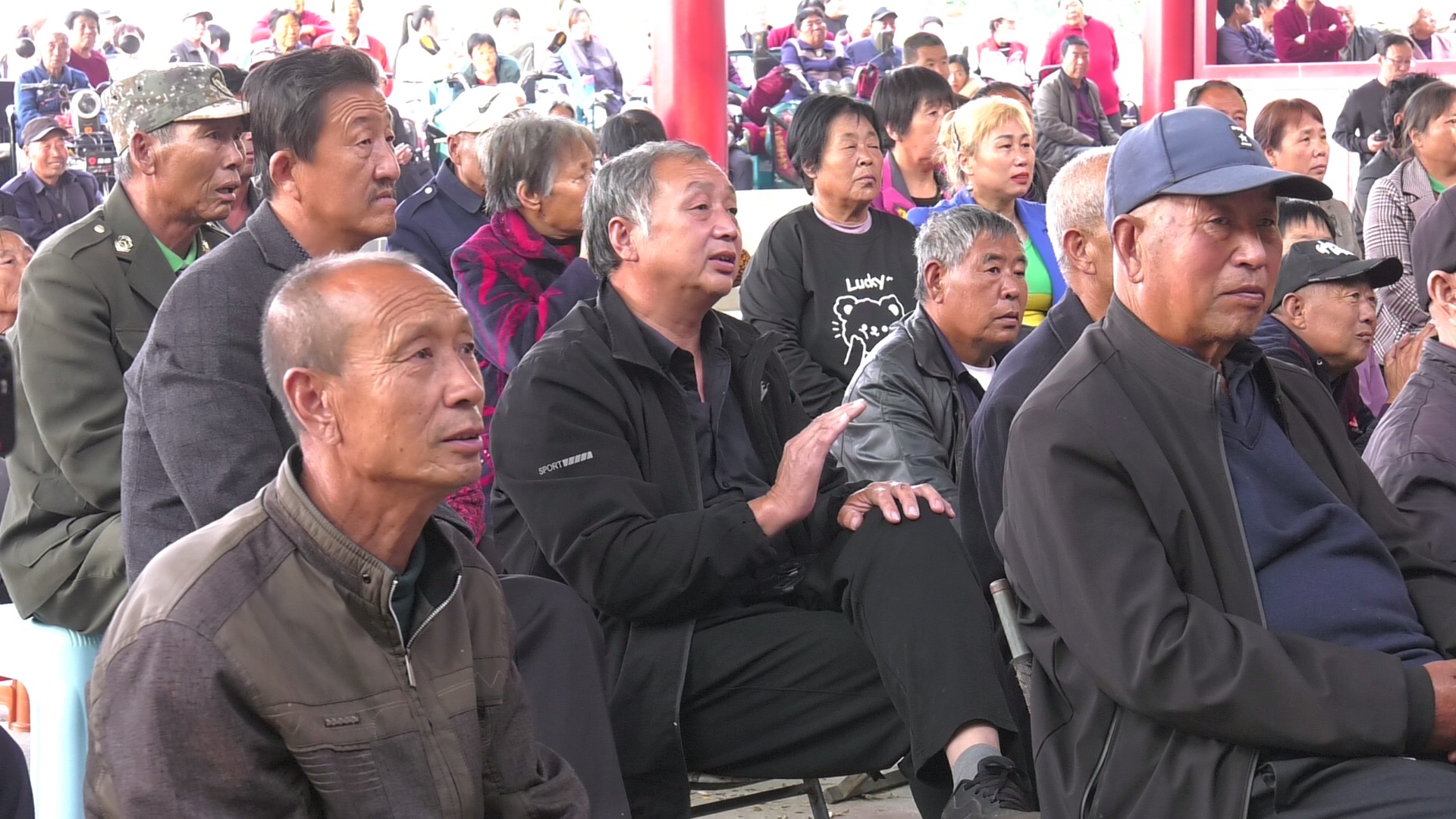 河北望都：“送戏下乡”进农村   文化惠民暖人心_fororder_图3：戏曲爱好者跟着情不自禁唱起来。