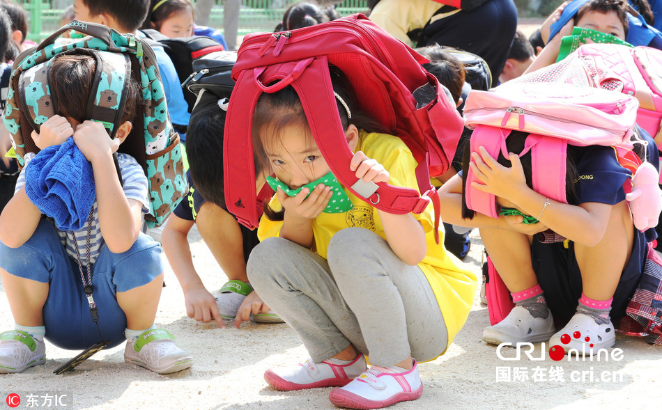 韓國學校舉行地震演習學生書包護頭高清組圖