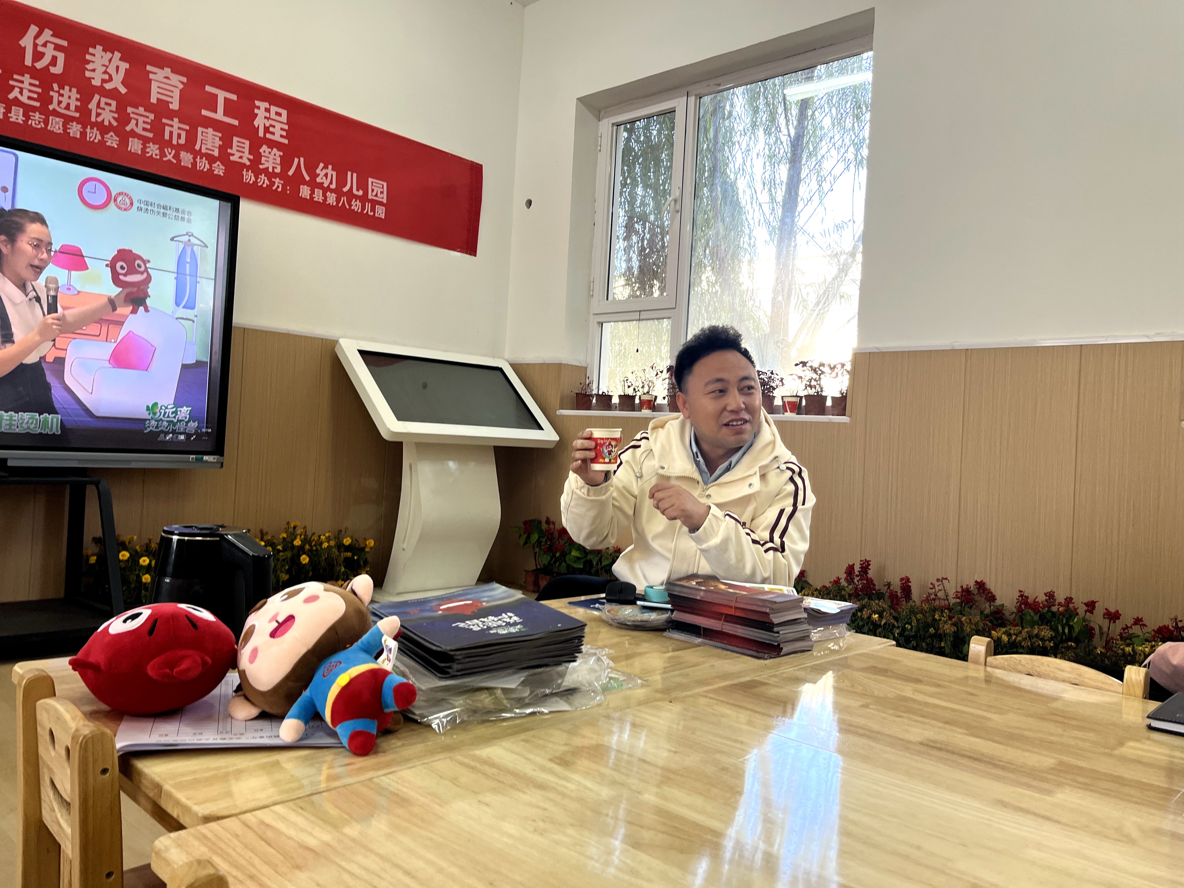 河北唐縣：開展燒燙傷安全教育科普宣傳活動_fororder_老師們認真聆聽防燒燙傷科普講座3   張萌攝