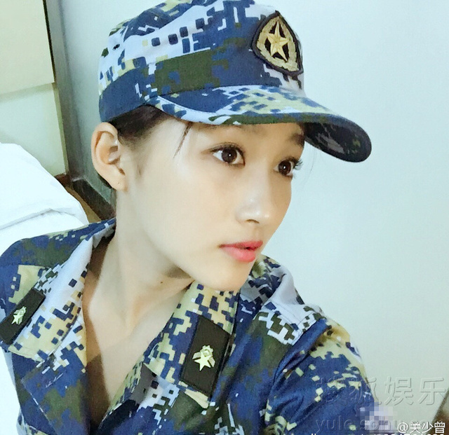 结束军训的关晓彤终于吃上大餐 还晒了美照哦(组图)