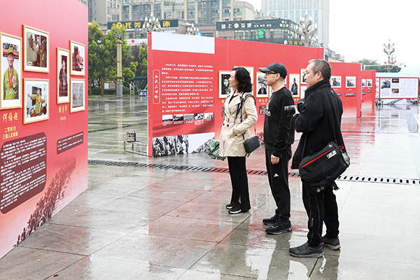 圖集｜瀘州合江：影像講述紅色故事_fororder_2023年10月25日，四川省瀘州市合江縣荔枝文化廣場，觀眾在參觀合江縣“銘記歷史·砥礪前行”抗美援朝志願軍老戰士主題攝影展。-(1)