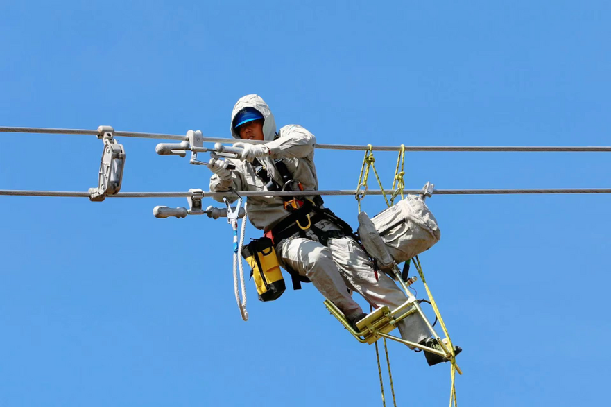 Gansu Successfully Completes First-ever Live-Line Work on 330 kV Powerlines at High Altitudes_fororder_图片9