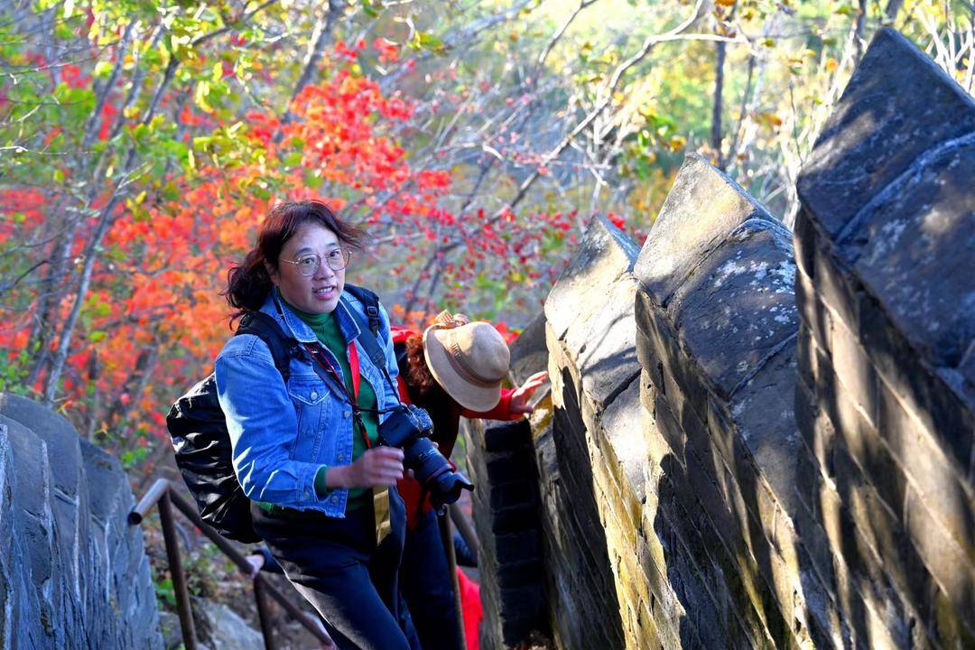 丹東虎山長城迎來秋遊高峰