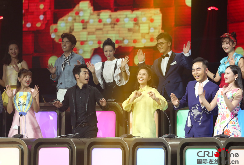 “汉语桥”凤凰传奇成新宠 现场刮起最炫民族风