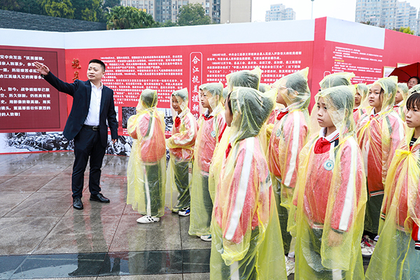 圖集｜瀘州合江：影像講述紅色故事_fororder_2023年10月25日，四川省瀘州市合江縣荔枝文化廣場，小學生在參觀合江縣“銘記歷史·砥礪前行”抗美援朝志願軍老戰士主題攝影展開展。-(2)
