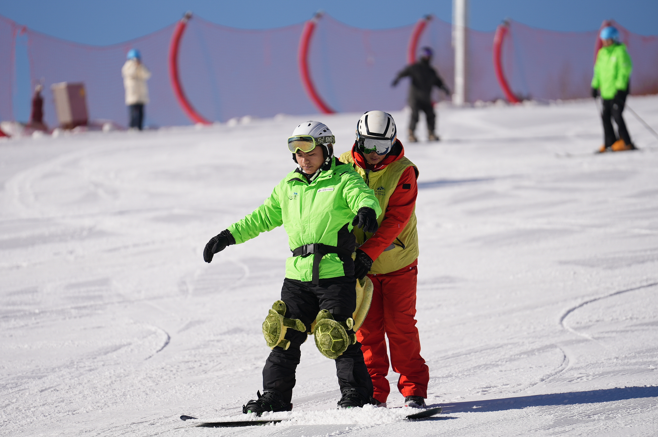 河北涞源：七山滑雪场“开板”迎雪季_fororder_2