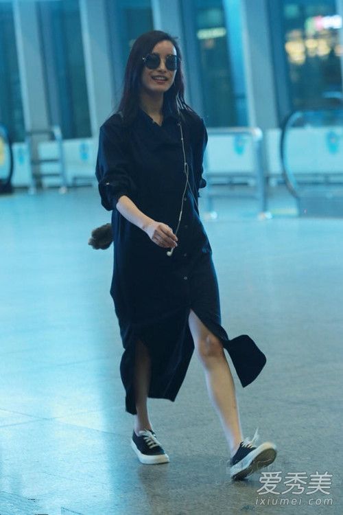 长袖衬衫裙+球鞋 让你清新减龄