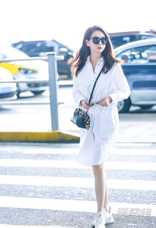 长袖衬衫裙+球鞋 让你清新减龄