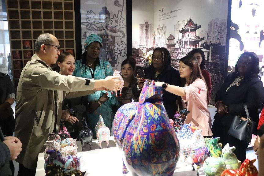 駐華大使夫人打卡創藝碑林 在原創IP中讀懂中華文化生生不息的密碼_fororder_圖片41