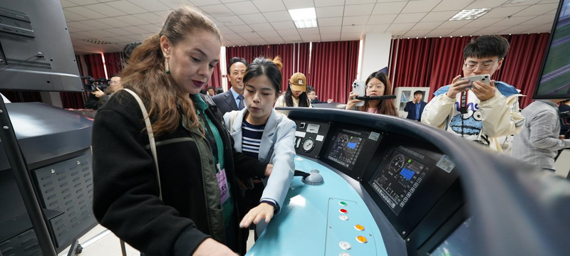 驻华大使夫人走进西安铁路职业技术学院：体验高铁驾驶 感受中国速度