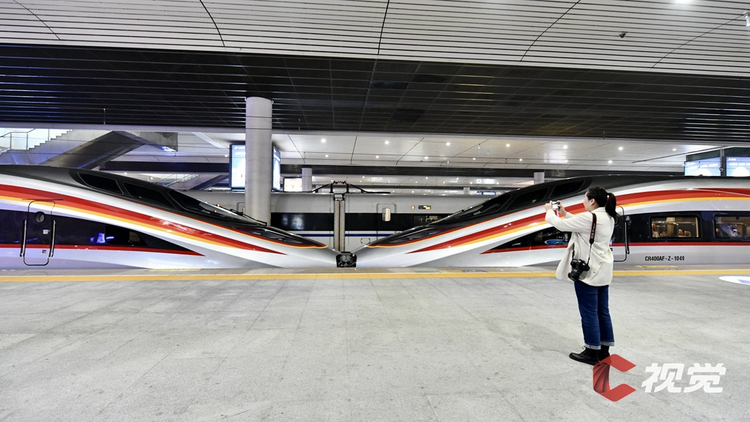 蓉港高铁升级首趟复兴号智能动车组开行