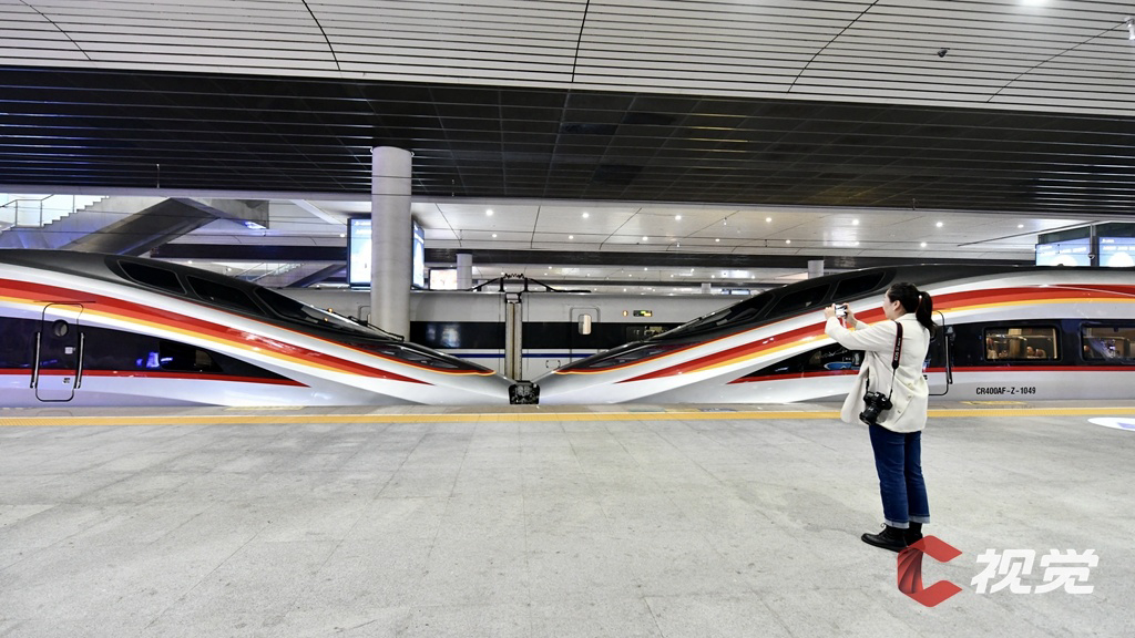 （转载）蓉港高铁升级 首趟复兴号智能动车组开行