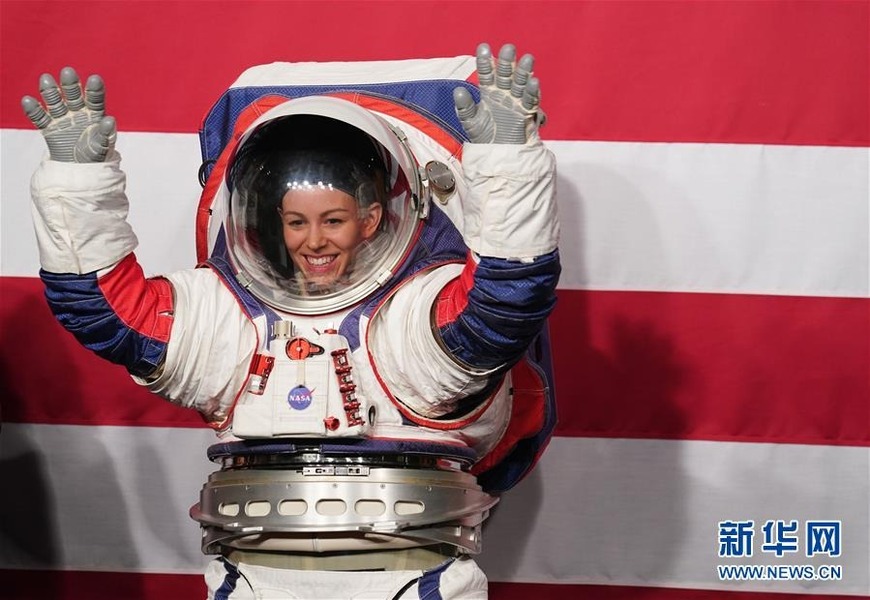 10月15日，在美国华盛顿美航天局总部，一名身穿新一代宇航服的工程师演示举手动作。新华社记者 刘杰 摄