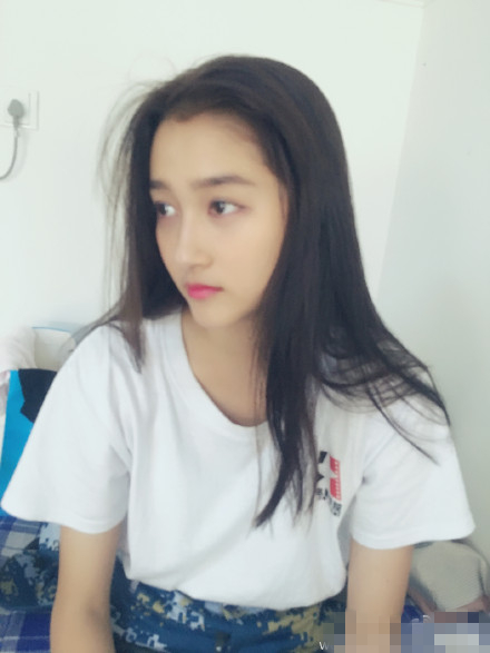 关晓彤军训结束心情好 美照美食晒不停