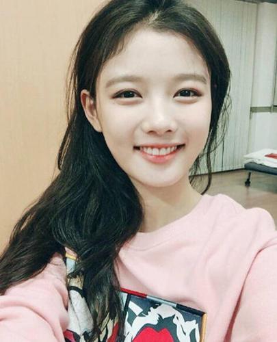 她是小韩佳人 未成年裸戏受争议3岁美到大