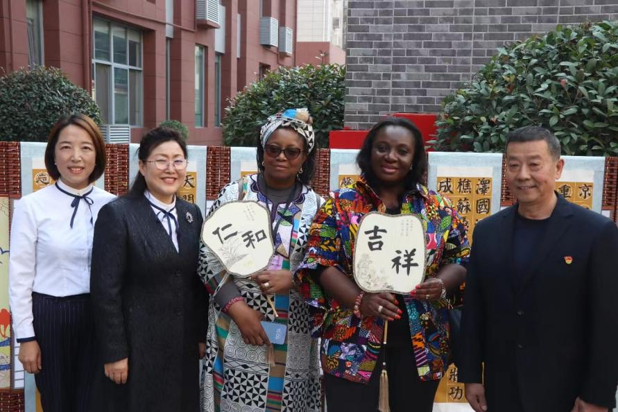 Les épouses des ambassadeurs en Chine découvrent le bonheur à Weiyang : une « amélioration accélérée » du bien-être des habitants_fororder_图片2
