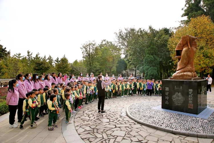 圖片默認標題_fororder_滿城區文旅局工作人員為直屬幼兒園孩子介紹長信宮燈 攝影 陳佔良