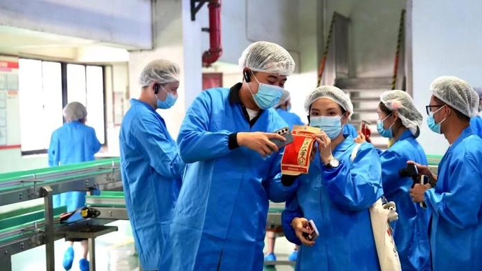 【2023打卡中国】“快乐的味道” 外国网红走进洽洽瓜子