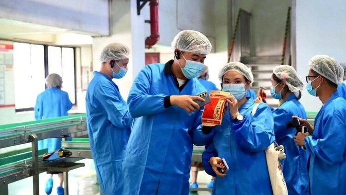 【2023打卡中国】外国网红打卡洽洽透明工厂 揭秘“快乐源泉”的生产过程（视频）_fororder_rBABC2U7wwuAR8ymAAAAAAAAAAA648.1264x845.750x502
