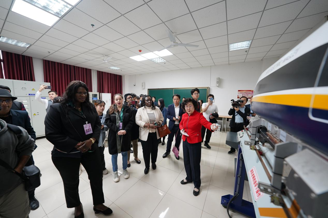 驻华大使夫人走进西安铁路职业技术学院：体验高铁驾驶 感受中国速度_fororder_图片32