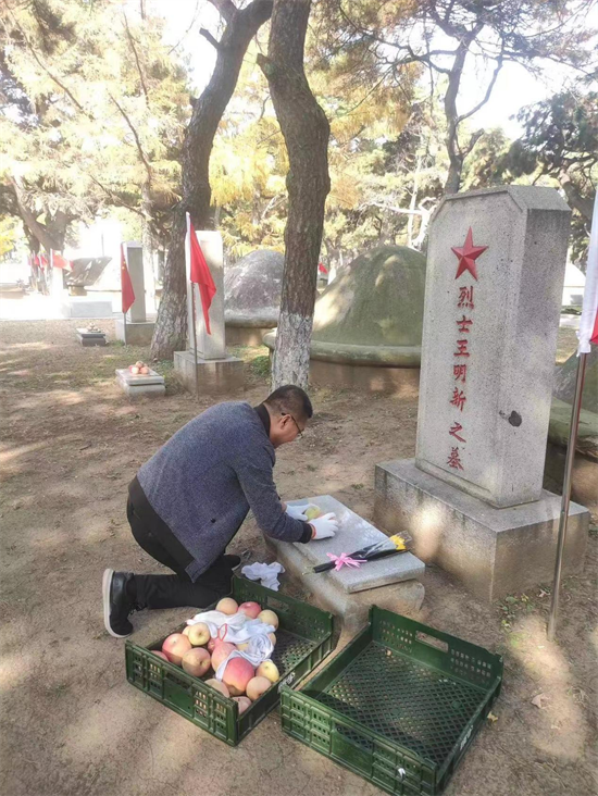 纪念抗美援朝战争胜利70周年 百余人采访团深入辽宁重温历史_fororder_图片16