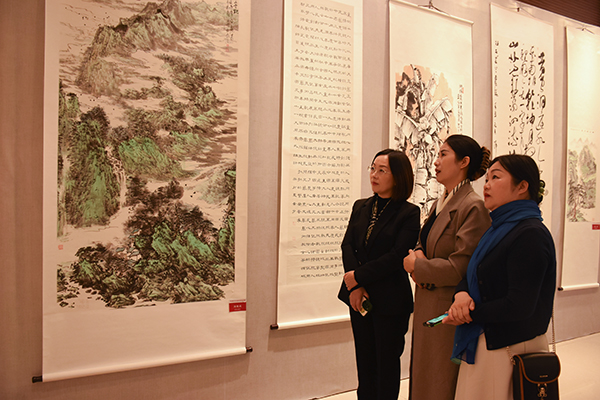 四川中江:“兩江”共敘書畫情 文化搭臺促發展_fororder_嘉賓欣賞書畫展