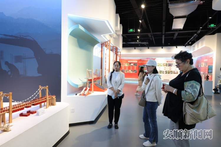 歐亞國家媒體看貴州活動走進安順 首日登壩陵河大橋 夜遊黃果樹