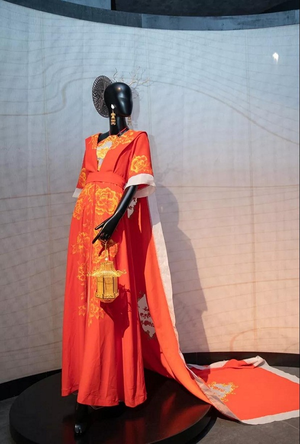 萃华和深圳珠宝博物馆联合主办的“东方之华—花丝镶嵌精品珠宝展”启幕