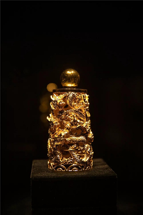 萃华和深圳珠宝博物馆联合主办的“东方之华—花丝镶嵌精品珠宝展”启幕