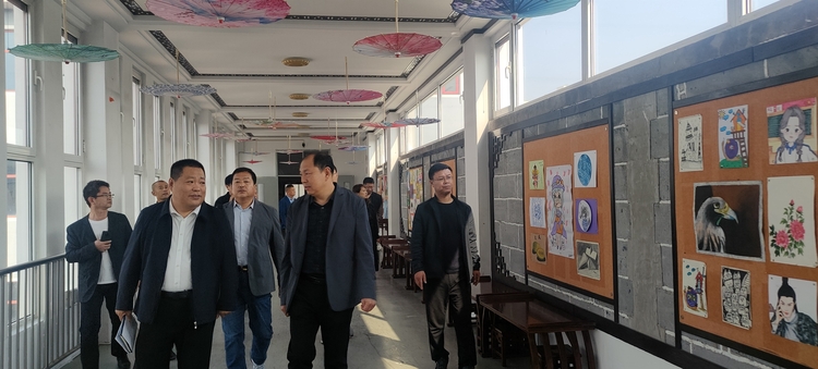 圖片默認標題_fororder_參觀文化走廊 攝影 張偉