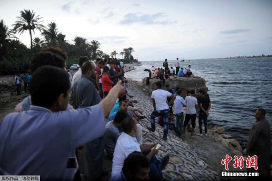 外媒：地中海难民船翻覆事故已致逾百人遇难